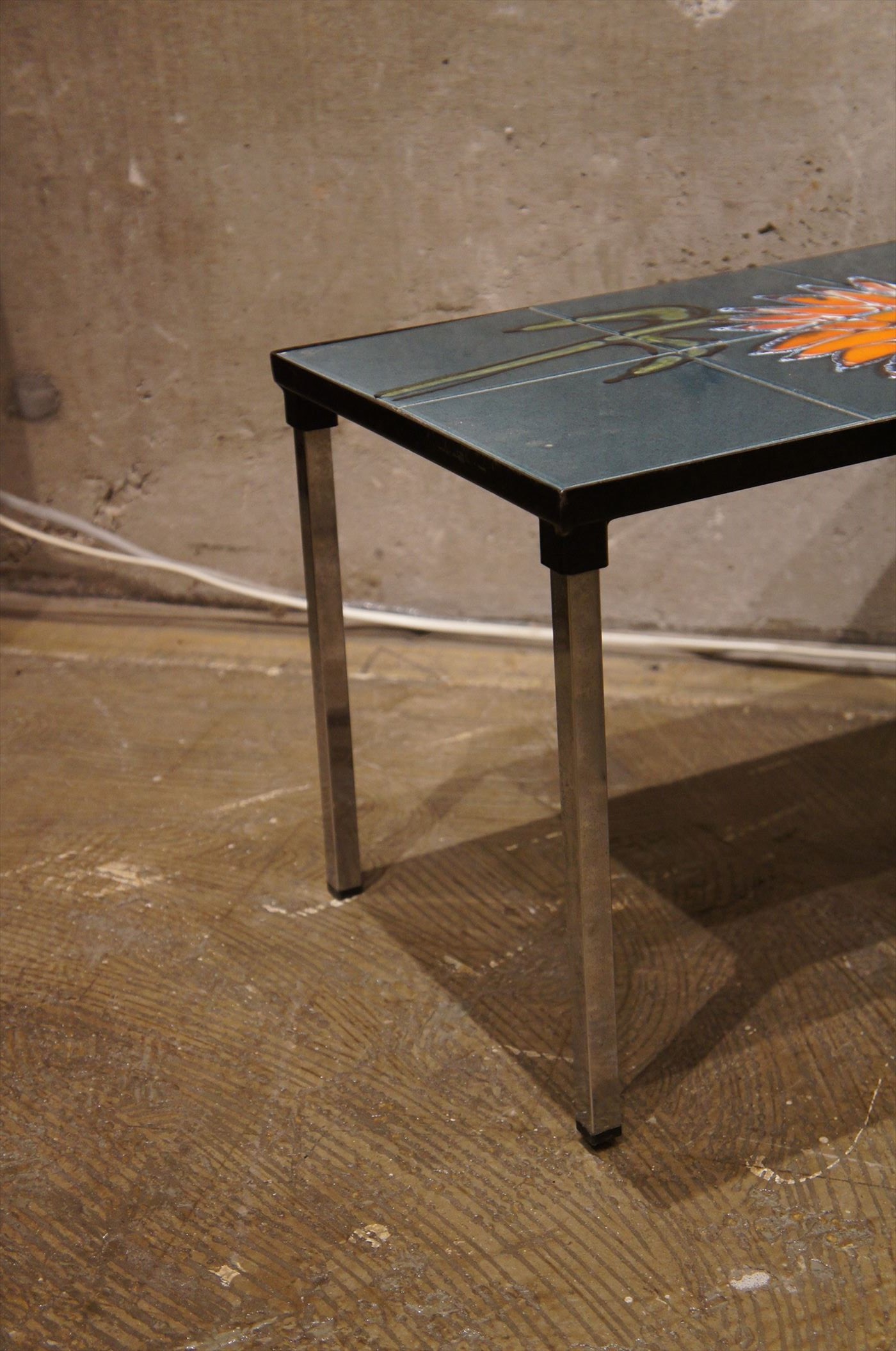 ベルギーのタイルトップのサイドテーブル、クールなクロムレッグ